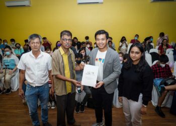 NEOW Choo Seong (tiga dari kiri) menerima memorandum daripada wakil ibu bapa yang menuntut tindakan 
daripada kerajaan dalam menyelesaikan isu anak tanpa taraf warganegara di Petaling Jaya, semalam.