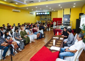 Sebahagian individu tanpa warganegara dan ahli keluarga hadir pada majlis penyerahan memorandum menangani isu kewarganegaraan  di Kelab PJ, Petaling Jaya hari ini. - Foto MUHAMAD IQBAL ROSLI