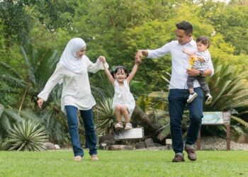 HUBUNGAN kekeluargaan yang seimbang membolehkan individu membentuk identiti diri tanpa
pergantungan sepenuhnya terhadap keluarga.