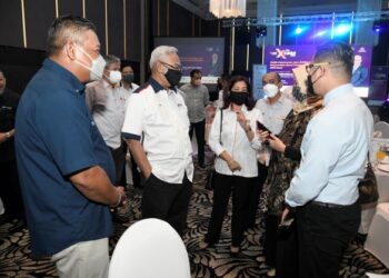NOH (dua dari kiri) mendengar penjelasan tentang keperluan perniagaan usahawan PKS di Program Jom XCESS SME Bank Wilayah Selatan. - Ihsan SME Bank