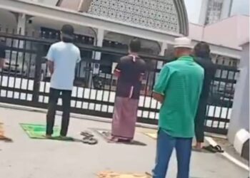 TANGKAP layar menunjukkan  jemaah menunaikan solat Jumaat di luar sebuah masjid di Bangi, Selangor baru-baru ini. - INSTAGRAM MOHD. IZHAR ARIFF