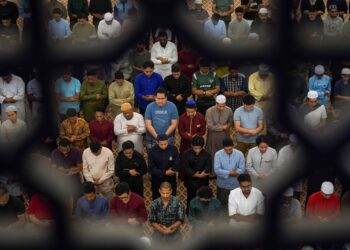 MASJID dan surau diminta memberi keutamaan kepada imam tempatan.