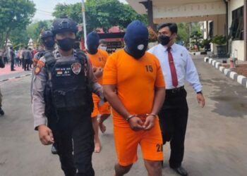 PIHAK polis membawa dua suspek yang terlibat dalam penipuan wang tunai di Wonogiri.-SOLOPOS