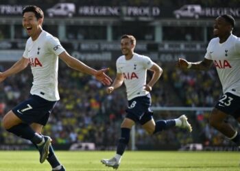 SON Heung-min (kiri) meraikan jaringannya ketika membantu Tottenham menewaskan Norwich City di Carrow Road.