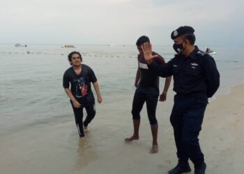 FISOL Salleh (kanan) ketika menjalankan tinjauan SOP di pantai Batu Ferringhi, Pulau Pinang hari ini.