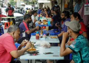 PELANGGAN memenuhi kedai makan di Jalan Tuanku Abdul Rahman, Kuala Lumpur, semalam selepas kerajaan melonggarkan beberapa syarat dalam Pelan Pemulihan Negara (PPN). – UTUSAN/FARIZ RUSADIO