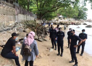 MOHD. Shuhaily Mohd. Zain (kanan) meninjau pematuhan SOP dalam kalangan pengunjung di kawasan pantai di Tanjung Bungah, Pulau Pinang hari ini.