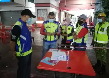 MOHD Hafiz Muhammad Nor (dua, dari kiri) dan Raja Norazli Raja Nordin (kiri) membuat pemeriksaan pematuhan SOP di premis restoran sekitar Jempol kelmarin.- Gambar Ihsan Polis