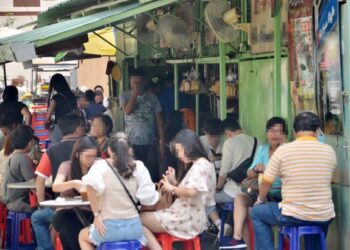 TINJAUAN di bandar raya George Town mendapati kebanyakan gerai makanan dan minuman sesak dengan orang ramai termasuk ada pelanggan yang tidak mematuhi SOP.–  UTUSAN/AMIR IRSYAD OMAR