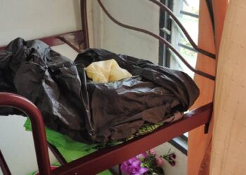 MAYAT bayi lelaki disorokkan dalam beg plastik hitam di sebuah asrama pekerja kilang di Alor Gajah, Melaka. - UTUSAN/DIYANATUL ATIQAH ZAKARYA 