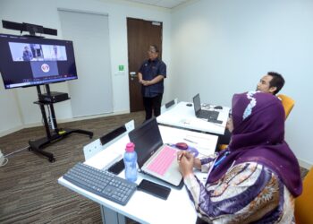 ZAINAL Rahim Seman (dua kanan) melihat proses temuduga calon secara maya pada Majlis SPA bersama media di Putrajaya. - UTUSAN/FAISOL MUSTAFA
