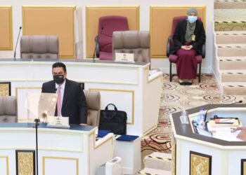 SULAIMAN Md. Ali (kiri) membentangkan usul RUU Enakmen Perbadanan Zon Ekonomi Pesisiran Pantai (Negeri Melaka) 2021 di DUN Melaka, Seri Negeri, Ayer Keroh, Melaka. 