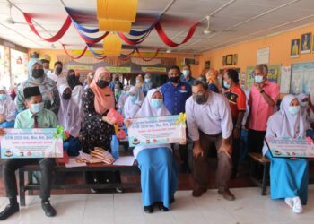 PENGETUA Sekolah Menengah Kebangsaan Jelai (Felda), Tampin, Lily Mastura Kamarudin (tiga dari kiri) beramah mesra dengan sebahagian daripada 81 calon SPM 2020 sekolah tersebut dalam Program Suntikan Semangat Calon SPM 2020 di SMK Jelai (Felda) Tampin, Negeri Sembilan,, hari ini. - UTUSAN/NOR AINNA HAMZAH