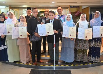 ABDUL Muie Ngah (empat, kiri) bergambar bersama pelajar dari Terengganu yang mendapat keputusan cemerlang dalam peperiksaan SPM tahun 2022 di Kuala Terengganu, hari ini. - UTUSAN/PUQTRA HAIRRY ROSLI