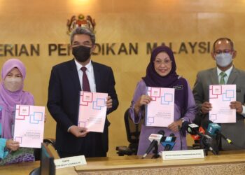 NOR Zamani Abdol Hamid menunjukkan analisis keputusan SPM 2021 dalam sidang akhbar pengumuman SPM 2021 di Kementerian Pendidikan Malaysia, Putrajaya. - UTUSAN/FAISOL MUSTAFA
