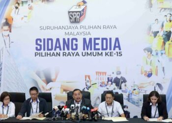 ABDUL Ghani Salleh (tengah) ketika sidang media khas di ibu pejabat SPR, Putrajaya. - UTUSAN/MOHD. FAISOL MUSTAFA