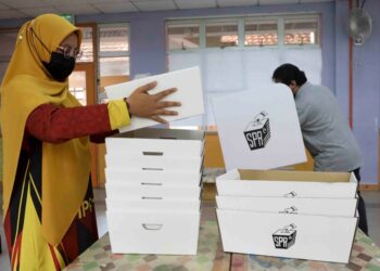PETUGAS Pusat Mengundi membuat persiapan akhir ketika tinjauan di SK Presint 9 (1), Putrajaya. -UTUSAN/FAISOL MUSTAFA