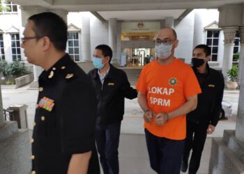 Suspek dibawa keluar daripada Ibu Pejabat Suruhanjaya Pencegahan Rasuah Malaysia di Putrajaya.
