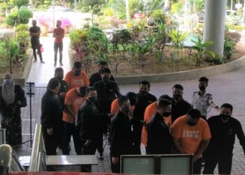 LIMA petugas jabatan forensik tiba di Kompleks Mahkamah Shah Alam, semalam bagi mendapatkan perintah reman ke atas mereka.