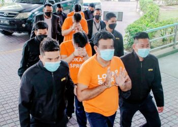 SEBAHAGIAN daripada 37 individu yang ditahan SPRM dibawa ke Mahkamah Majistret Shah Alam, semalam bagi mendapatkan perintah penahanan reman.