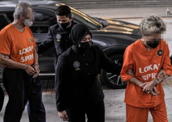 ANTARA tiga individu yang ditahan reman SPRM berhubung kes rasuah lebih RM24 juta di Mahkamah Majistret Putrajaya. - UTUSAN/FAIZ ALIF ZUBIR