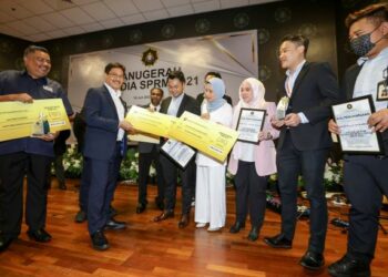 AZAM Baki beramah mesra dengan penerima anugerah Media SPRM di Ibu Pejabat SPRM, Putrajaya. - UTUSAN/FAISOL MUSTAFA