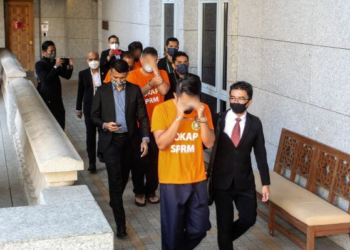 SERAMAI enam individu ditahan SPRM berhubung siasatan kes projek GLC di Mahkamah Majistret Putrajaya. - UTUSAN/FAISOL MUSTAFA
