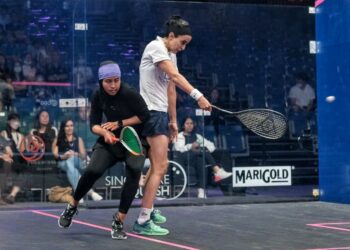 AIFA AZMAN (kiri) berusaha memberikan tentangan sengit kepada Nour El Tayeb dalam aksi pusingan kedua Terbuka Singapura di Arena OCBC, Singapura, hari ini. - IHSAN singaporesquashopen.com