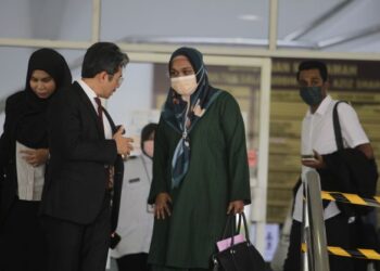 ZURAINA Zamri (dua dari kanan) beredar daripada Kompleks Mahkamah Shah Alam, Shah Alam, Selangor hari ini -UTUSAN/ MOHAMAD NAUFAL MOHAMAD IDRIS