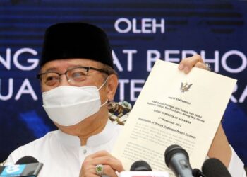 ABANG Johari Tun Abang Openg menunjukkan kenyataan akhbar dalam sidang akhbar khas di Bangunan Wisma Bapa Malaysia, Kuching, Sarawak. - UTUSAN/HERRY NAHAR