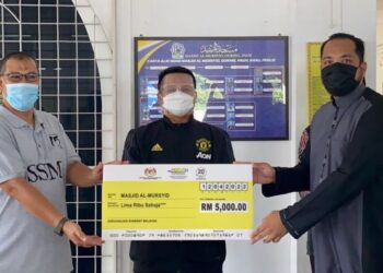 TUANKU Syed Faizuddin Putra Jamalullail (tengah) berkenan menyaksikan penyerahan sumbangan zakat SSM cawangan Perlis di Masjid Al-Mursyid Guring, Pauh, Arau, Perlis, hari ini.
