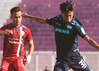 AKSI pemain Selangor (kanan) ketika menentang Kelantan United dalam saingan Liga Perdana hari ini.
