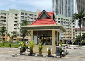 RUMAH pangsa di Banda Hilir, Melaka yang menjadi lokasi seorang kanak-kanak perempuan berusia 5 tahun diselamatkan polis selepas menjadi mangsa dera ibu kandungnya serta kekasih. - UTUSAN/DIYANATUL ATIQAH ZAKARYA