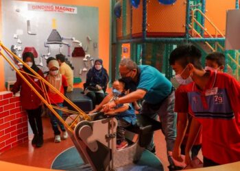 PELUANG kerja yang terhad dalam bidand STEM dipercayai menjadi punca ramai pelajar kurang berminat menceburi bidang tersebut.- GAMBAR HIASAN