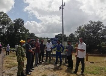 OSMAN Abdullah (kanan) memberikan taklimat persiapan JPS dalam menghadapi banjir di Kampung Pengkalan Ajal di Hulu Terengganu, hari ini. - NOOR HAYATI MAMAT