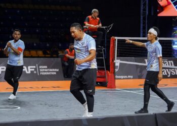 PASUKAN Putrajaya Cyborg meraikan mata ketika menentang Bomba Fighters dalam Emas Anuar Liga Sepak Takraw (STL) 2021/2022 di Stadium Titiwangsa, Kuala Lumpur kelmarin. - MINGGUAN/FARIZ RUSADIO