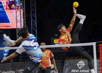 APIT kanan Negeri Sembilan Antlers, Hafizul Hayazi Adnan (kanan) melakukan libasan ketika menentang Kuala Lumpur Thunder dalam saingan Premier, STL 2021/2022 di Stadium Titiwangsa, Kuala Lumpur hari ini. - UTUSAN/FARIZ RUSADIO