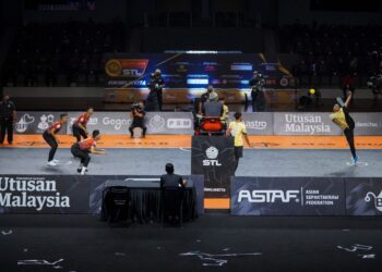 TEKONG Negeri Sembilan Antlers, Mohamad Hisham Mat (kanan) melakukan libasan ketika menentang Johor Tigris pada kejohanan Emas Anuar Liga Sepak Takraw (STL) 2021/22 di Stadium Titiwangsa di sini, hari ini. UTUSAN: FARIZ RUSADIO