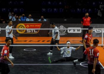 PEMAIN Putrajaya Cyborg menunjukkan riak muka ceria selepas berjaya meraih kemenangan sulung menundukkan Johor Tigris pada kejohanan Emas Anuar Liga Sepak Takraw 2021/22 di Stadium Titiwangsa, sebentar tadi. UTUSAN/SHIDDIEQIIN ZON