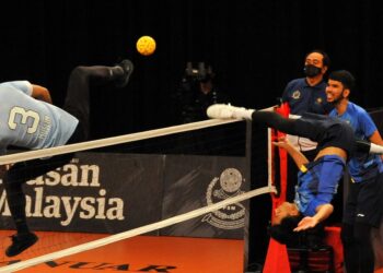 APIT kanan Melaka Titans, Rusdee Leerem (kanan) melakukan aksi akrobatik sambil cuba dihadang pemain Putrajaya Cyborg, Mohamad Muslim M. Ramli dalam perlawanan Piala Juara-Juara STL di Iskandar Studio Malaysia, Iskandar Puteri hari ini. - UTUSAN/RAJA JAAFAR ALI