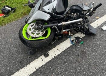 KEADAAN skuter ditunggang suami isteri yang maut dalam nahas di Kilometer 32.3 Jalan Kuala Kangsar-Gerik-Pengkalan Hulu, Lenggong, Perak, semalam. - MEDIA SOSIAL