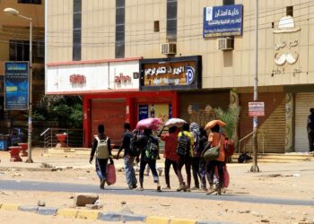 SITUASI di Sudan yang bergolak mengorbankan lebih 50 nyawa dan kira-kira 600 orang cedera ekoran pertempuran bersenjata antara Angkatan Tentera Sudan dan pasukan separa tentera Rapid Support Forces (RSF). - AFP