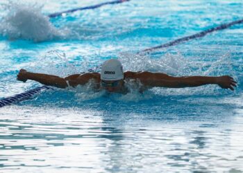 Perenang Wilayah Persekutuan Bryan Leong beraksi dalam acara 100m kuak kupu-kupu lelaki pada Sukma 2022 di Pusat Akuatik Nasional Bukit Jalil di sini, hari ini.-UTUSAN/FARIZ RUSADIO