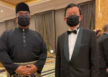 GAMBAR pertemuan Muhammad Sanusi Md. Nor dan Chow Kon Yeow di Istana Negara, Kuala Lumpur semalam. - FACEBOOK MUHAMMAD SANUSI MD. NOR 