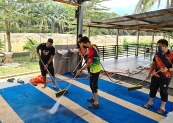 RESQ Team UPSI membersihkan karpet masjid di Pulai Kamiri yang dilanda banjir kilat di Sungai Siput kelmarin. - FOTO/IHSAN UPSI