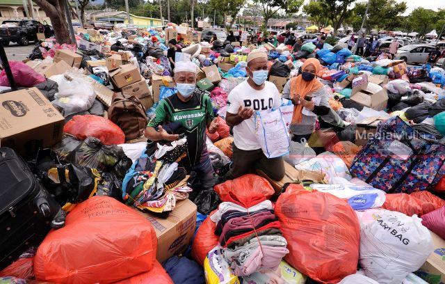 Timbunan barangan keperluan untuk mangsa banjir sumbangan warga