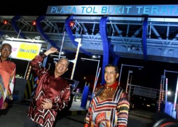 FADILAH YUSOF (tengah) bersama Pengerusi Kumpulan Syarikat PROLINTAS, Datuk Idris Kechot (kiri) melihat Plaza Tol Bukit Teratai selepas melancarkan pembukaan Lebuhraya Sungai Besi-Ulu Kelang (SUKE) fasa pertama di lebuhraya tersebut, malam tadi.