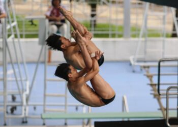 Duo terjun Sabah, Julfaddli Jali dan Gabriel Gilbert Daim melakukan terjunan dalam acara 3m Papan Anjal Seirama (Lelaki) pada Sukma 2022 di Pusat Akuatik Nasional Bukit Jalil di sini hari ini.-UTUSAN/AMIR KHALID