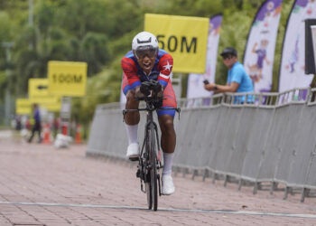 PELUMBA basikal pasukan Johor (Lelaki), Muhammad Nur Aiman Rosli meraih pingat emas dalam kategori ujian masa berbasikal lebuhraya perseorangan lelaki di Sukma edisi ke-20 yang berlangsung di Bandar Sri Sendayan, Negeri Sembilan.-UTUSAN/AMIR KHALID