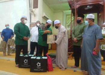 SULAIMAN Md. Ali (dua dari kiri) menyampaikan sumbangan selepas menunaikan Solat Jumaat di Masjid Nurul Hidayah, Batu Berendam, Melaka. - UTUSAN/DIYANATUL ATIQAH ZAKARYA